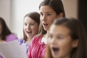 Teenager excelling in singing with the help of online vocal coaching – a testament to the success of mastering stage fright